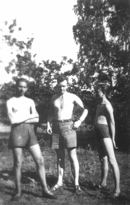 Obóz letni 16WDH, 1943 r. od lewej: Danek Szeliski, Zdzich Szeliski, NN