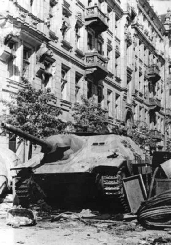 Czołg niemiecki wmontowany w barykadę.1944 rok